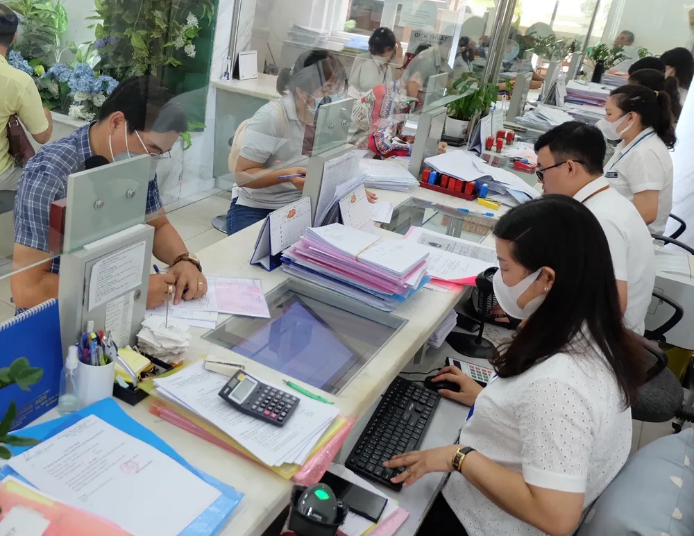 17-10. Cán bộ, công chức UBND quận 1 tiếp nhận, giải quyết thủ tục hành chính cho người dân, doanh nghiệp (4).JPG