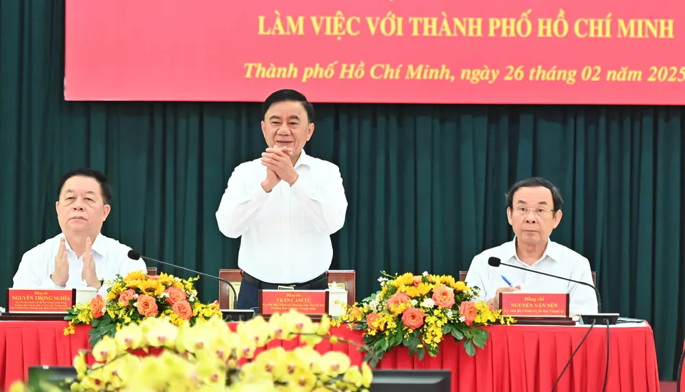 Các đồng chí chủ trì buổi làm việc. Ảnh: VIỆT DŨNG