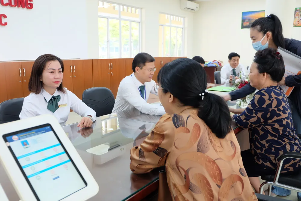 11-11. Công chức Trung tâm Hành chính công TP Thủ Đức tiếp nhận TTHC của người dân.JPG