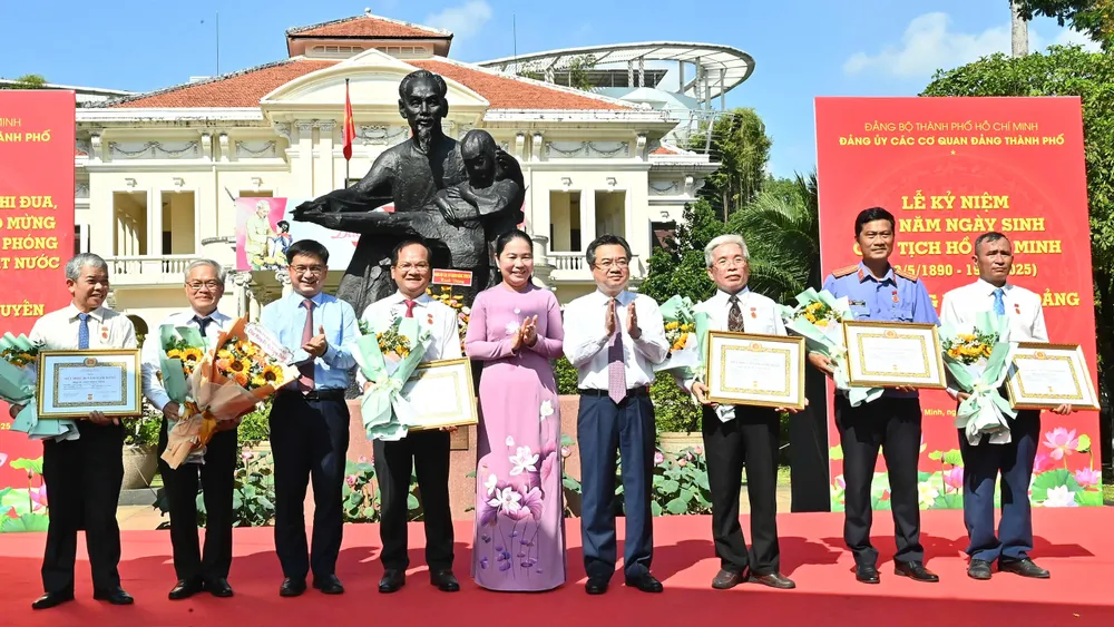 Thường trực Đảng uỷ các cơ quan Đảng TPHCM chúc mừng các đảng viên nhận Huy hiệu Đảng đợt ngày 19-5-2025. Ảnh VIỆT DŨNG