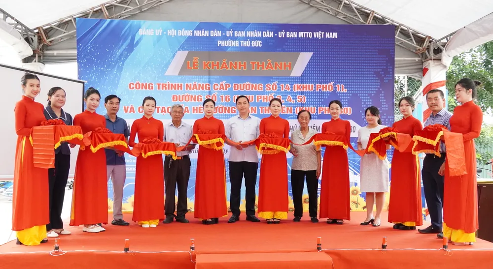 Nghi thức cắt băng khánh thành các công trình cải tạo, nâng cấp đường, vỉa hè trên địa bàn. Ảnh: THU HƯỜNG