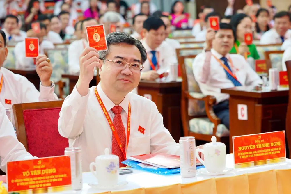 Các đại biểu biểu quyết bầu Đoàn Chủ tịch Đại hội