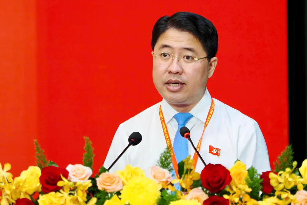 Đồng chí Phạm Hồng Sơn, Trưởng Đoàn Thư ký Đại hội trình bày báo cáo tổng hợp các ý kiến đóng góp dự thảo các văn kiện Đại hội đại biểu toàn quốc lần thứ XIV của Đảng