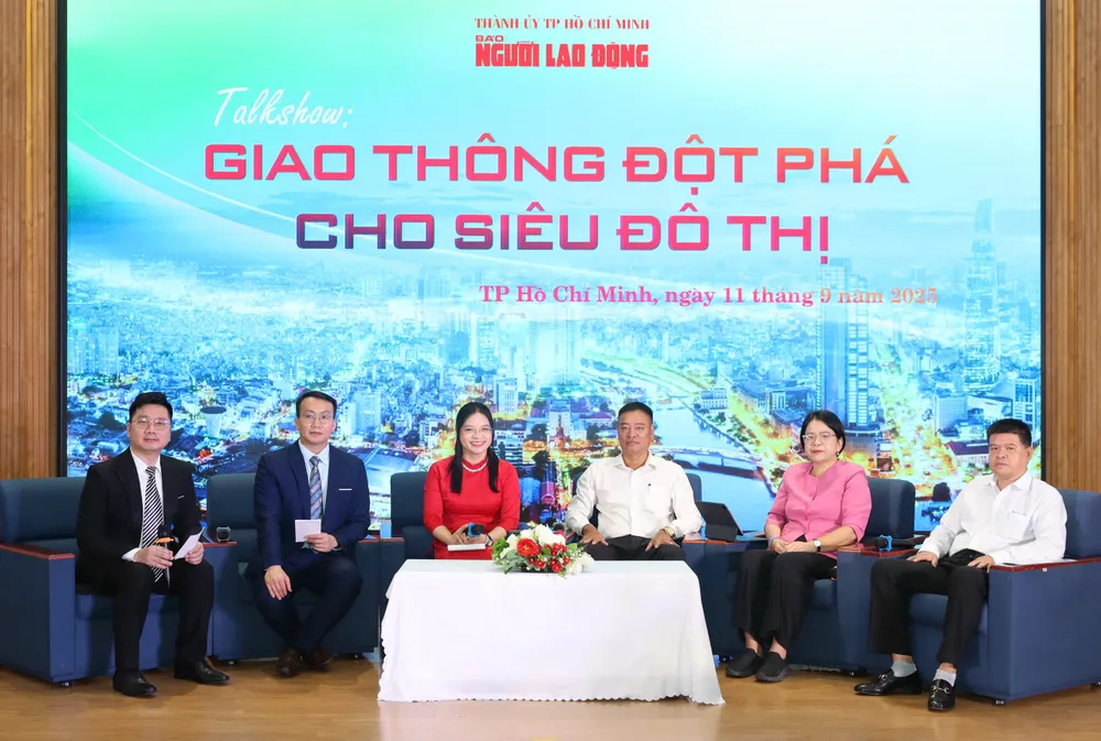 Các chuyên gia, khách mời tham gia talkshow "Giao thông đột phá cho siêu đô thị". Ảnh BTC