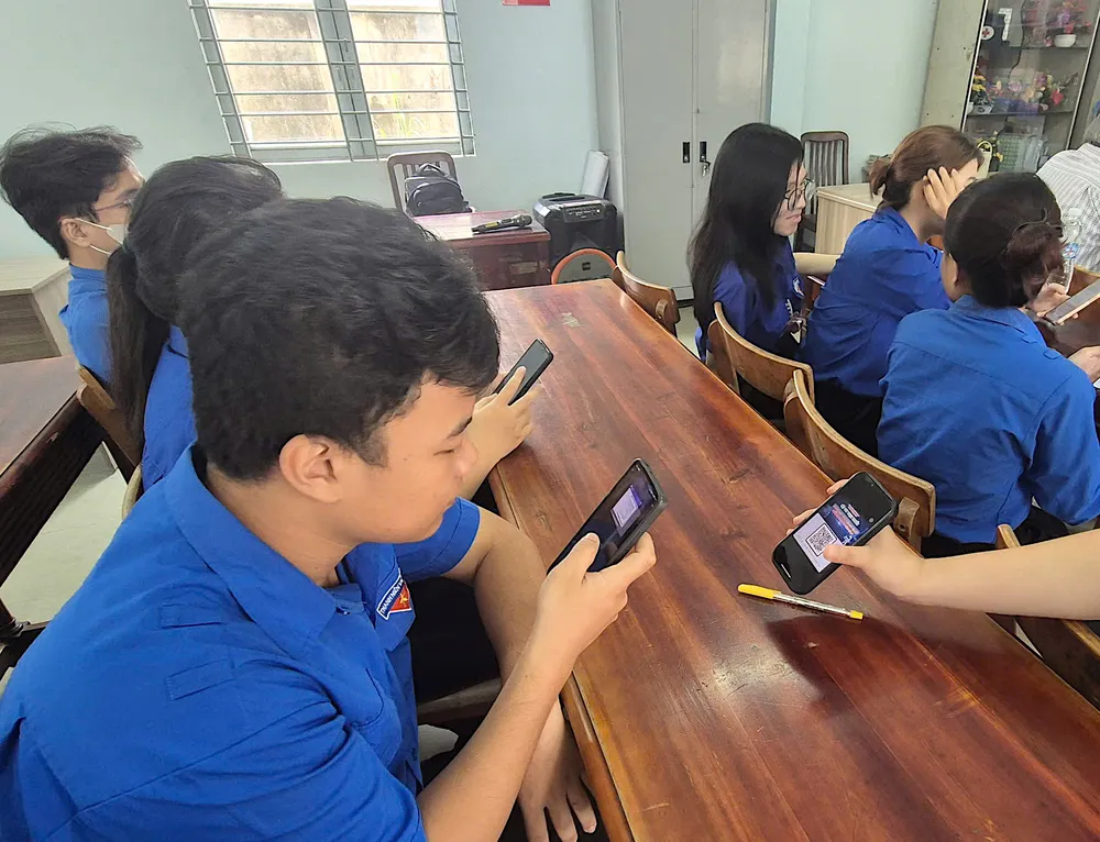 Đoàn viên thanh niên quét mã QR tham gia thi trực tuyến