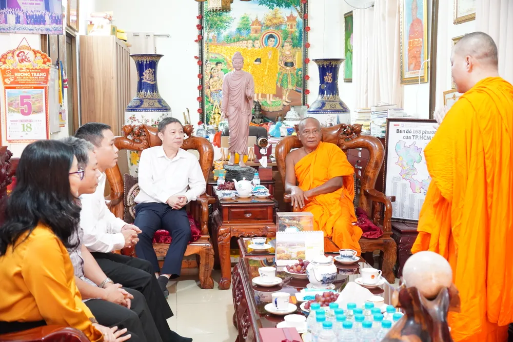 Đoàn đến thăm, chúc tết Hòa thượng Danh Lung tại chùa Chantaransay