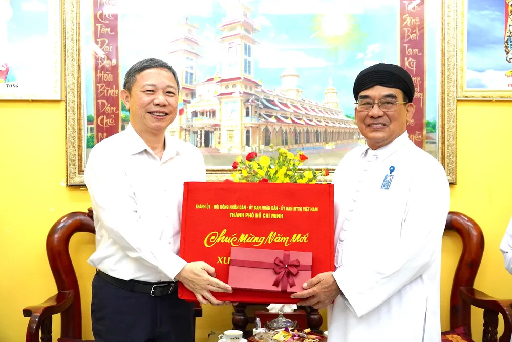 Đồng chí Dương Anh Đức tặng quà của Thành ủy - HĐND – UBND - Ủy ban MTTQ Việt Nam TPHCM đến Ban Đại diện Hội thánh Cao đài Toà thánh Tây Ninh tại TPHCM