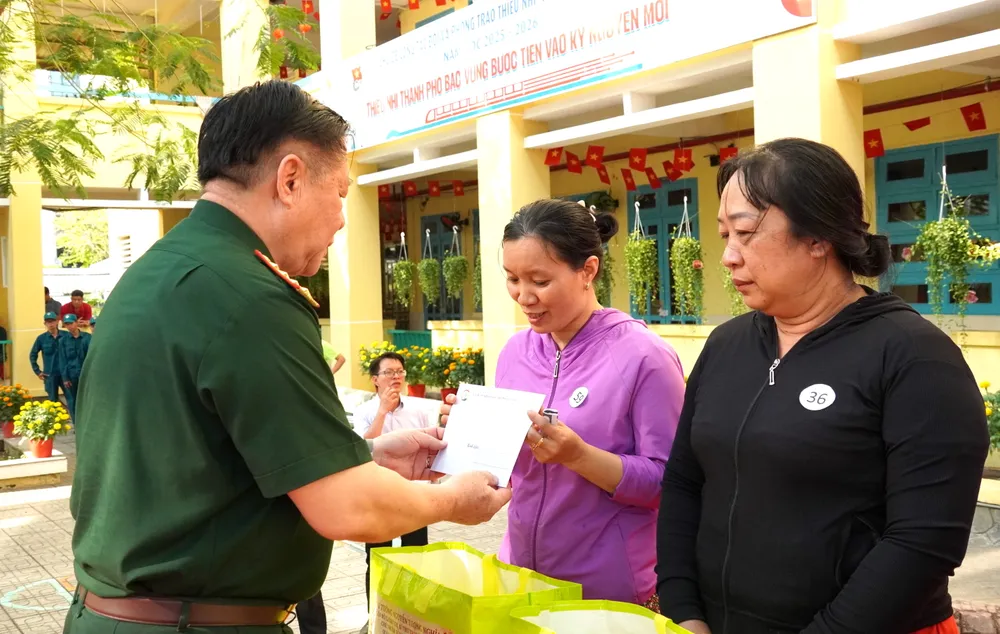 Đại tướng Nguyễn Trọng Nghĩa tặng quà đến các hộ dân khó khăn