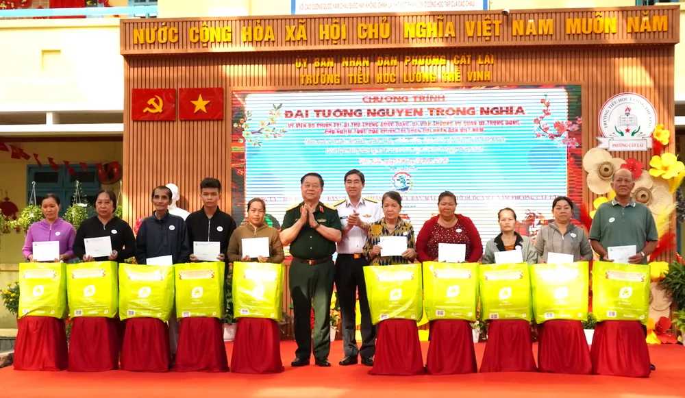 Đại tướng Nguyễn Trọng Nghĩa tặng quà đến các hộ dân khó khăn