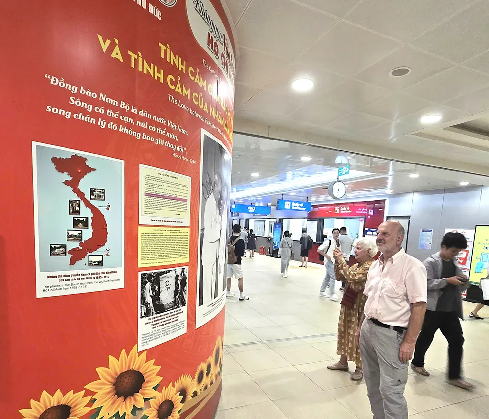 9-3. Người nước ngoài xem Không gian VHHCM tại Metro 1.jpg