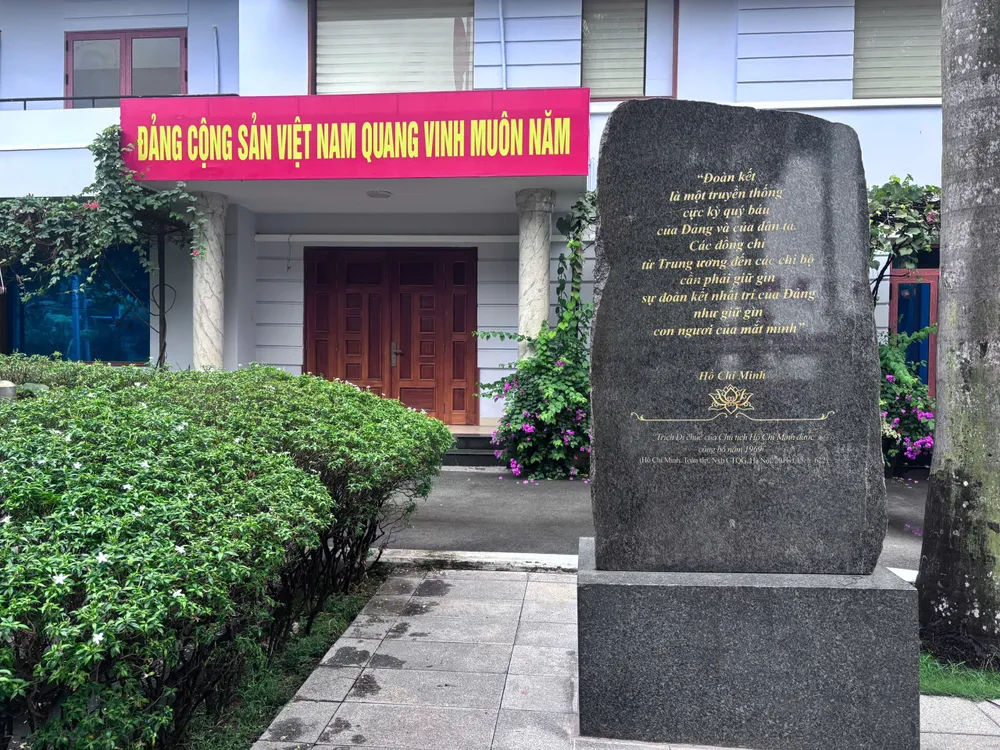 Phiến đá khắc lời di huấn của Chủ tịch Hồ Chí Minh, đặt tại khuôn viên Đảng ủy phường Thủ Đức.jpg