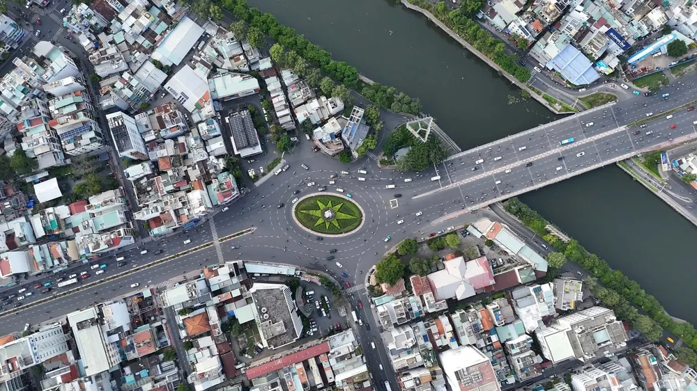 19-3. Vòng xoay Điện Biên Phủ.jpg