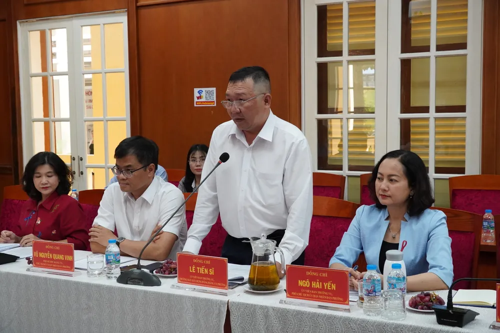 Trưởng Ban Xây dựng Đảng phường Sài Gòn Lê Tiến Sĩ báo cáo với đoàn