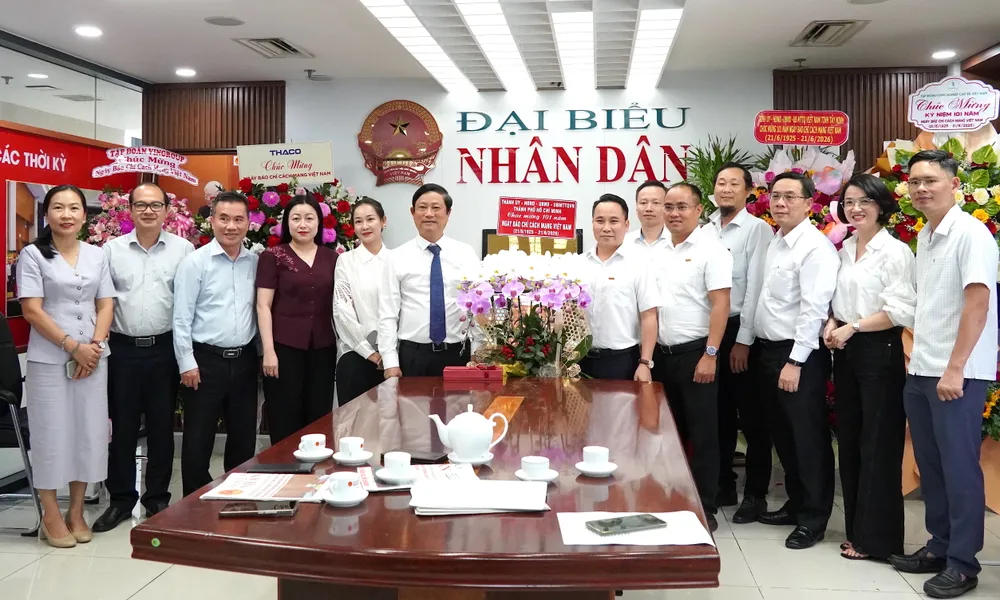 Chủ tịch HĐND TPHCM Võ Văn Minh chúc mừng Văn phòng phía Nam của Báo Đại biểu Nhân dân