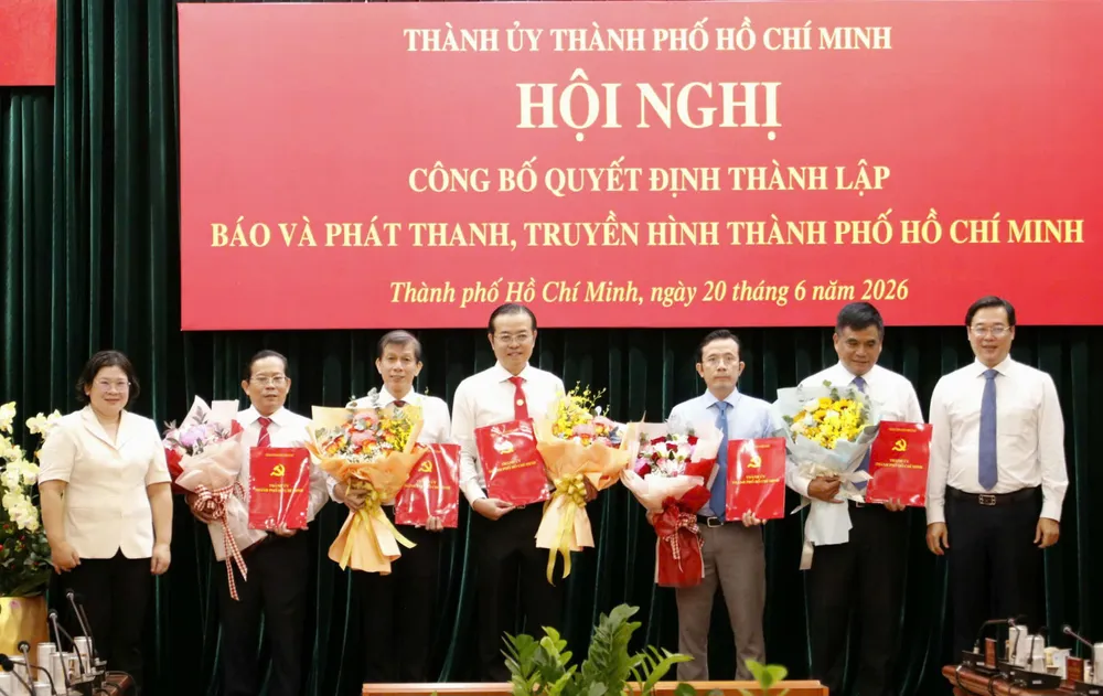 Phó Bí thư Thường trực Thành ủy TPHCM Lê Quốc Phong và Phó Bí thư Thành ủy TPHCM Văn Thị Bạch Tuyết trao quyết định đến Tổng Giám đốc và các Phó Tổng Giám đốc Cơ quan Báo và Phát thanh, Truyền hình TPHCM. Ảnh: VIỆT DŨNG