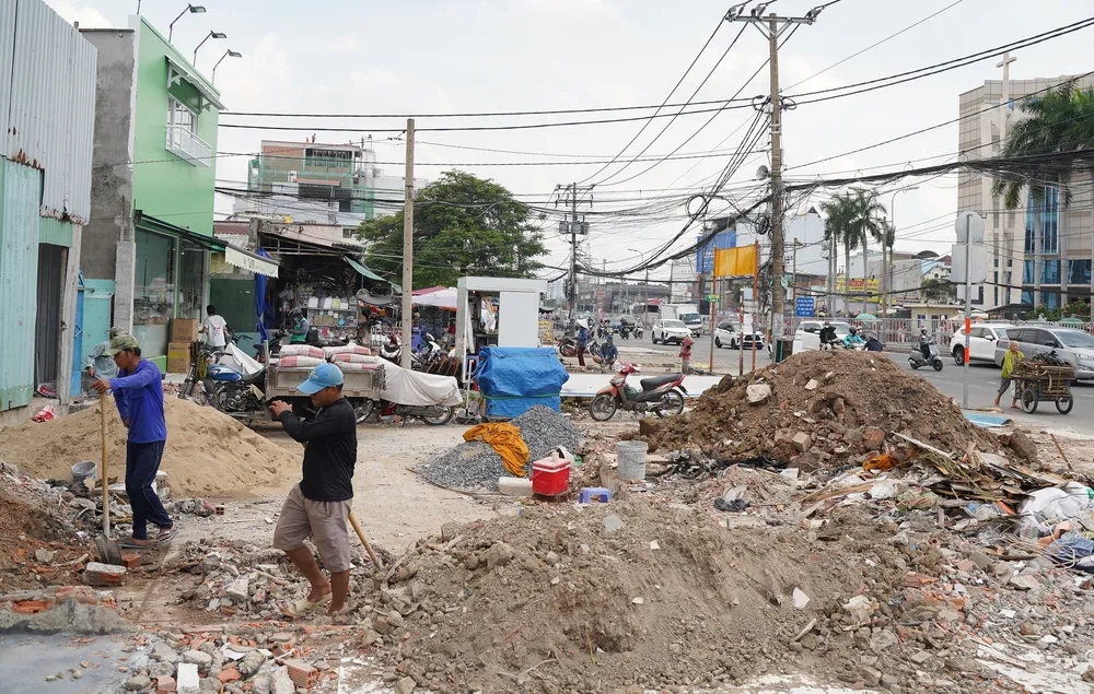 31-8. Công nhân thu dọn phế liệu xây dựng (1).jpg