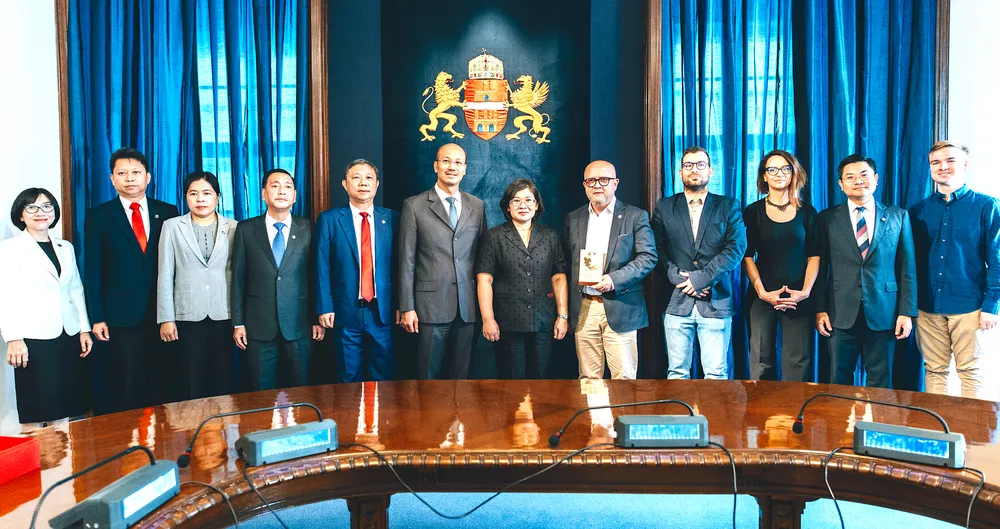 21-9. 4Anh 4 Lam viec voi dai dien chinh quyen thanh pho Budapest.JPG