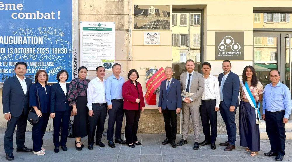 21-9. Anh 3 Dang hoa tai bia tuong niem CT HCM tai Tru so Nhat bao Marseille.jpg