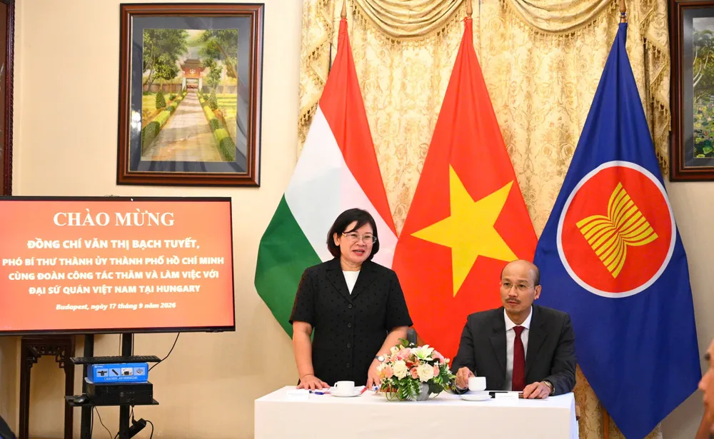 21-9. Anh 5 Gap go DSQ va cong dong nguoi Viet tai Hungary.jpg