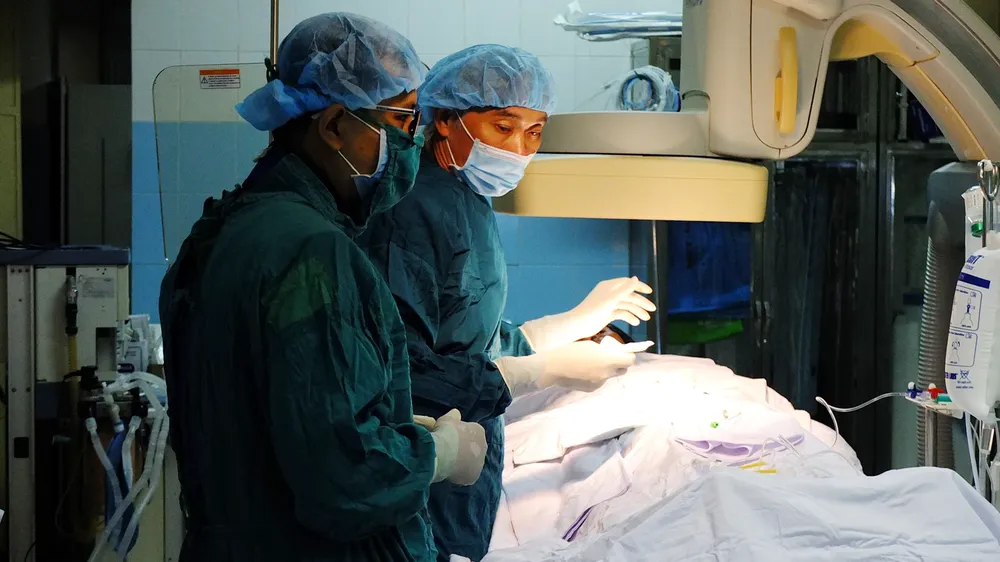 Các bác sĩ đang tiến hành phẫu thuật