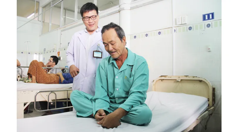 Bác sĩ đang thăm khám cho ông L.