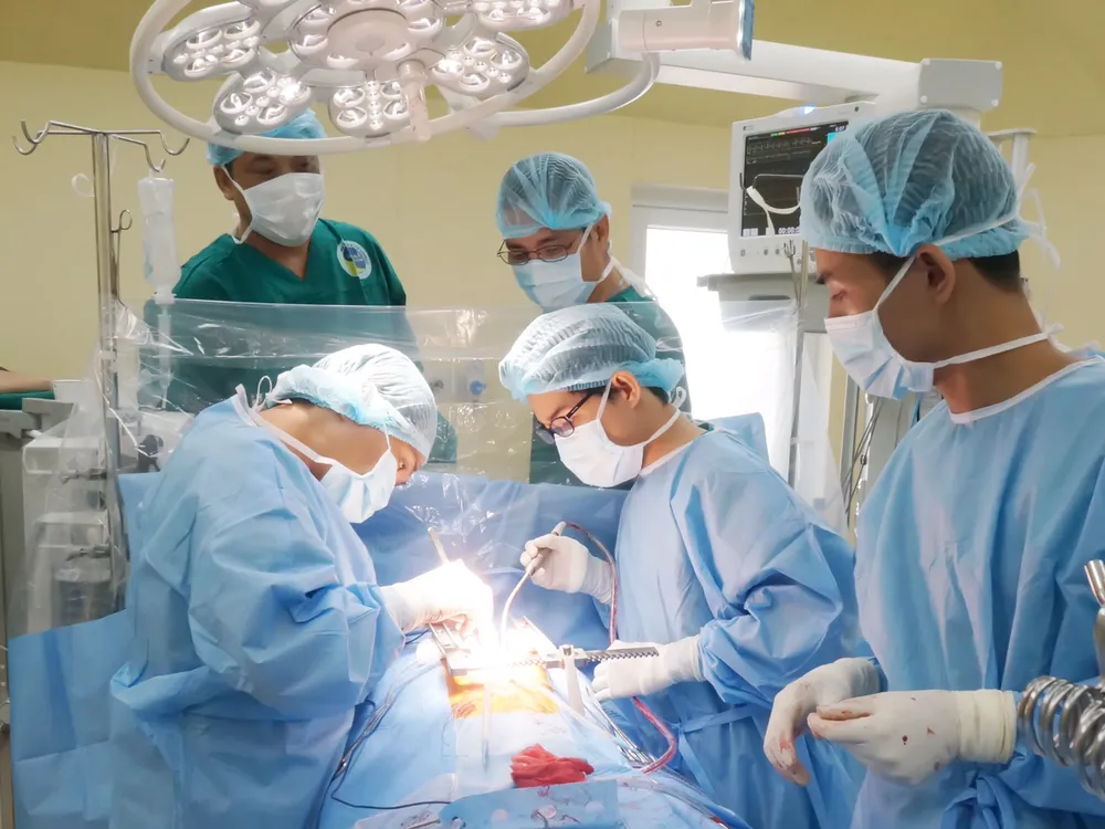 Bác sĩ đang phẫu thuật cho người bệnh