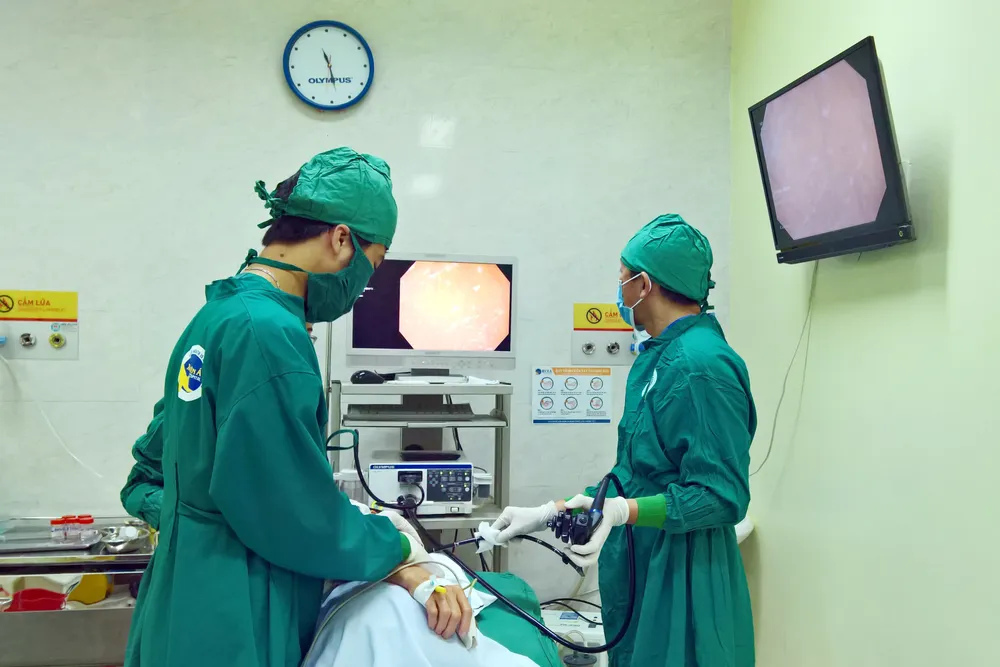 Bé gái 3 tuổi suýt tử vong vì nuốt dây đồng hồ kim loại ảnh 1