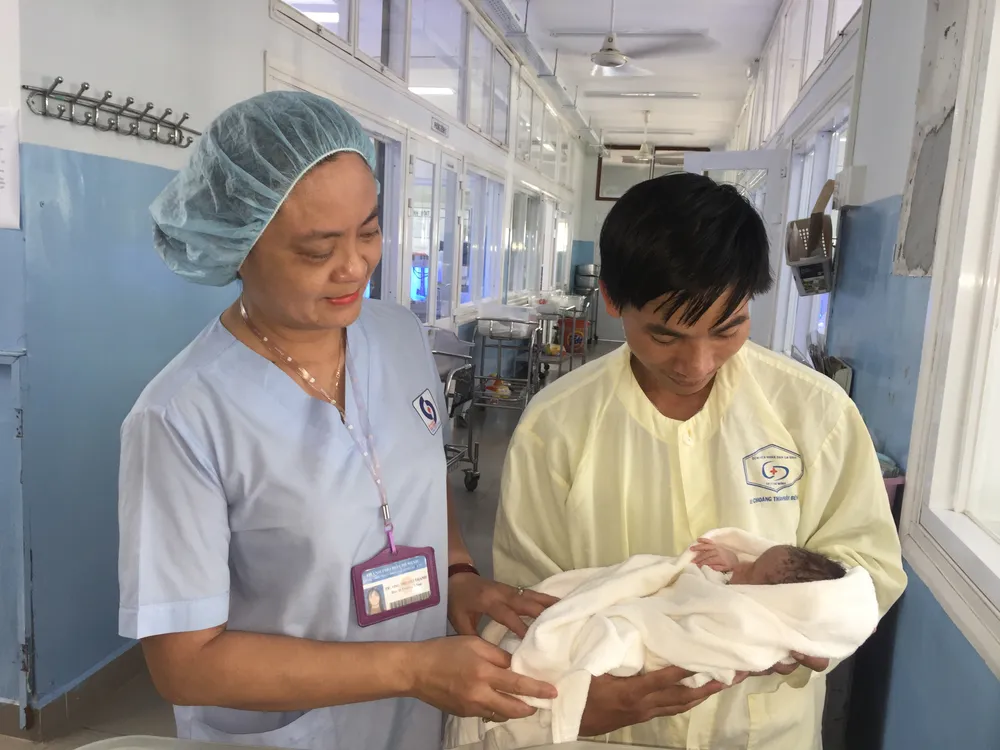 Mổ bắt con thành công và cứu mẹ hôn mê do ung thư di căn não ảnh 1