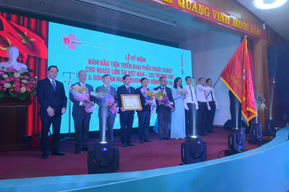 Bệnh viện Bình Dân: 222 bệnh nhân được phẫu thuật thành công bằng robot ảnh 1