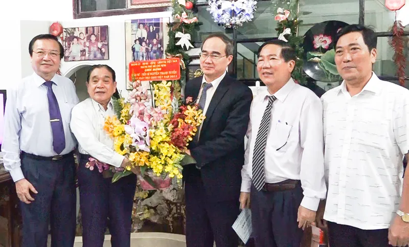 Bí thư Thành ủy TPHCM Nguyễn Thiện Nhân thăm, chúc mừng các nhà giáo lão thành ảnh 2