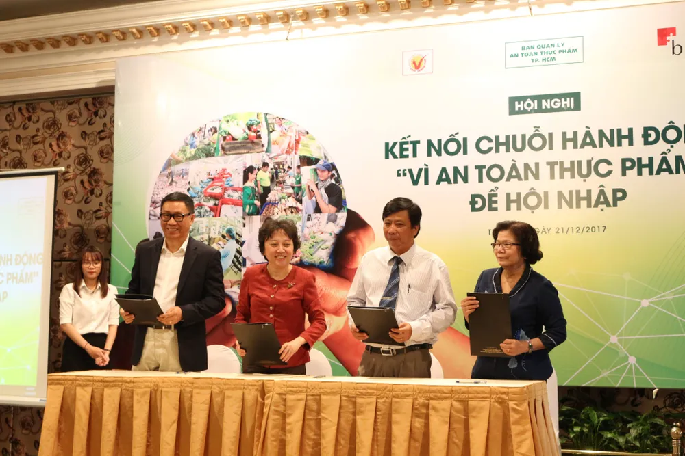 Ký kết hợp tác giữa 4 bên doanh nghiệp, tỉnh thành, Hội doanh nghiệp Hàng Việt Nam chất lượng cao và Ban quản lý ATTP