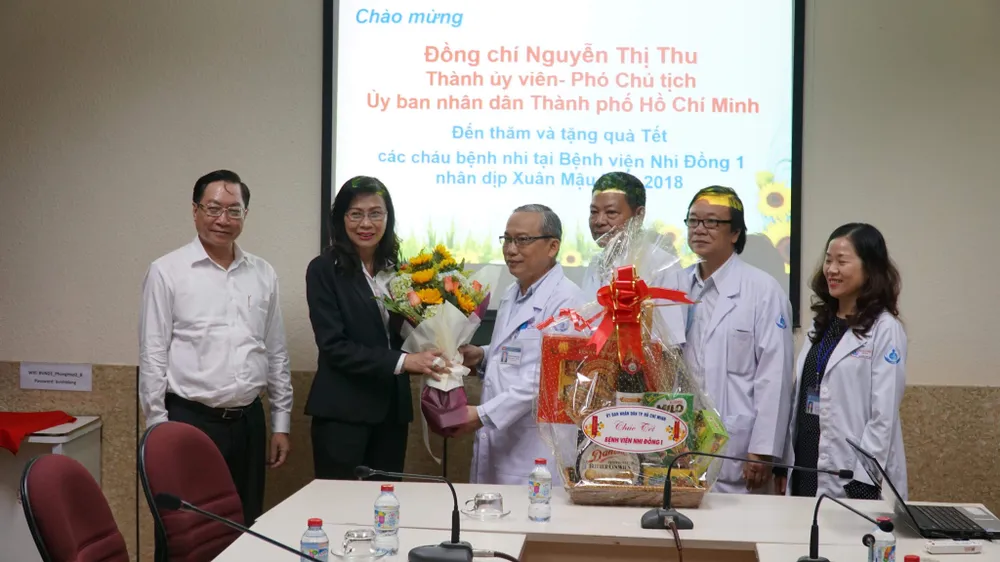 Trao tặng 400 phần quà Tết cho các bệnh nhi có hoàn cảnh khó khăn ảnh 1