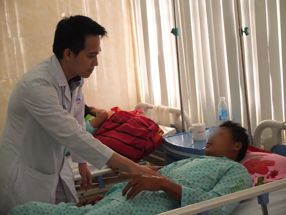 Bác sĩ đang chăm sóc và điều trị cho bệnh nhân