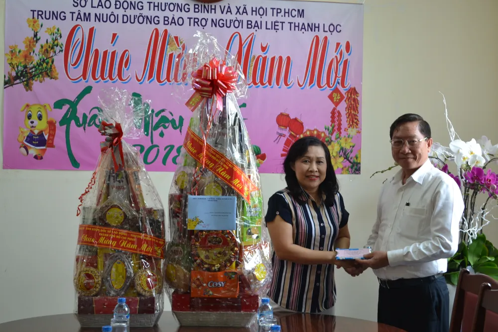 Xúc động cảnh bệnh nhân tâm thần hát ca khúc tết tặng lãnh đạo TP đến thăm ảnh 1