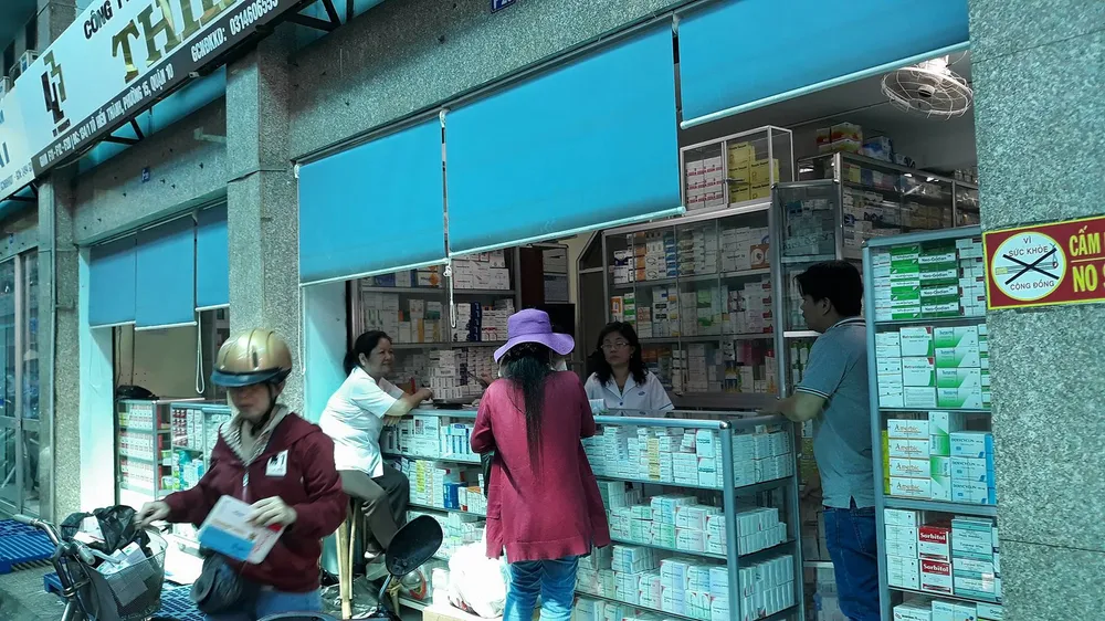 Khách hàng mua thuốc tại Trung tâm thương mại Dược phẩm và Trang thiết bị y tế số 134/1 Tô Hiến Thành (quận 10, TPHCM)