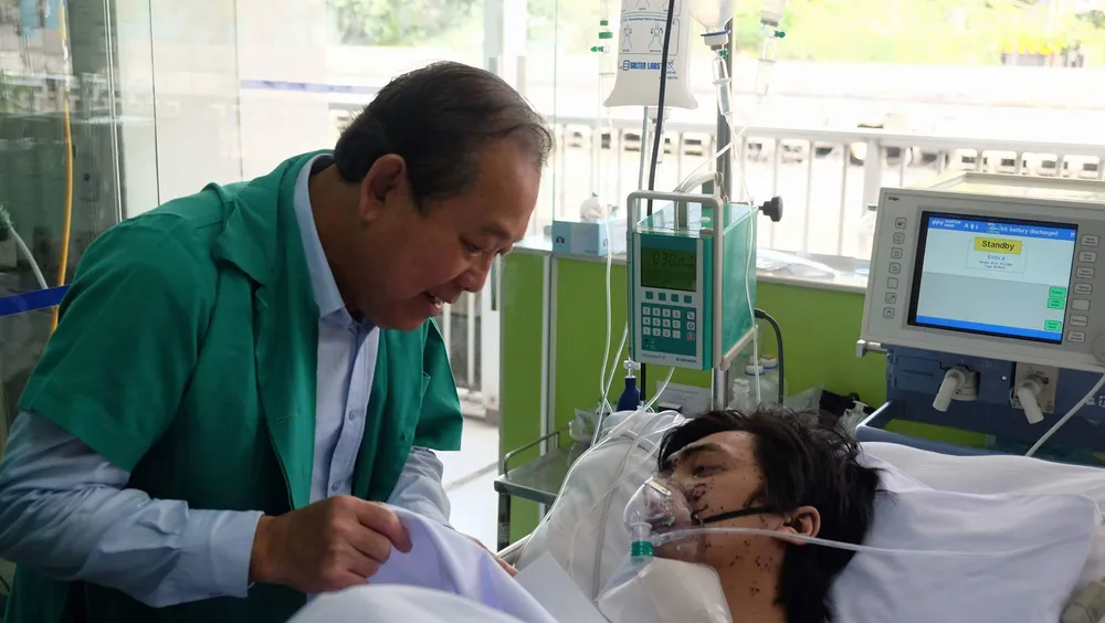 Phó thủ tướng Trương Hòa Bình đến bệnh viện thăm hỏi nạn nhân vụ cháy chung cư Carina  ảnh 1