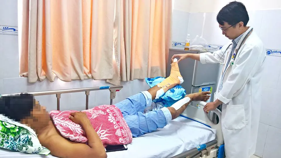 Nối lại cẳng chân gần đứt lìa cho nam thanh niên sau tai nạn lao động ảnh 2