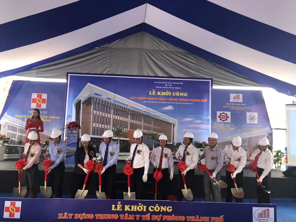 Các đại biểu thực hiện nghi lễ khởi công