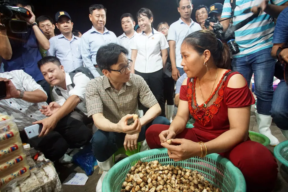 Phó thủ tướng Vũ Đức Đam thị sát chợ đầu mối Bình Điền lúc nửa đêm ảnh 2