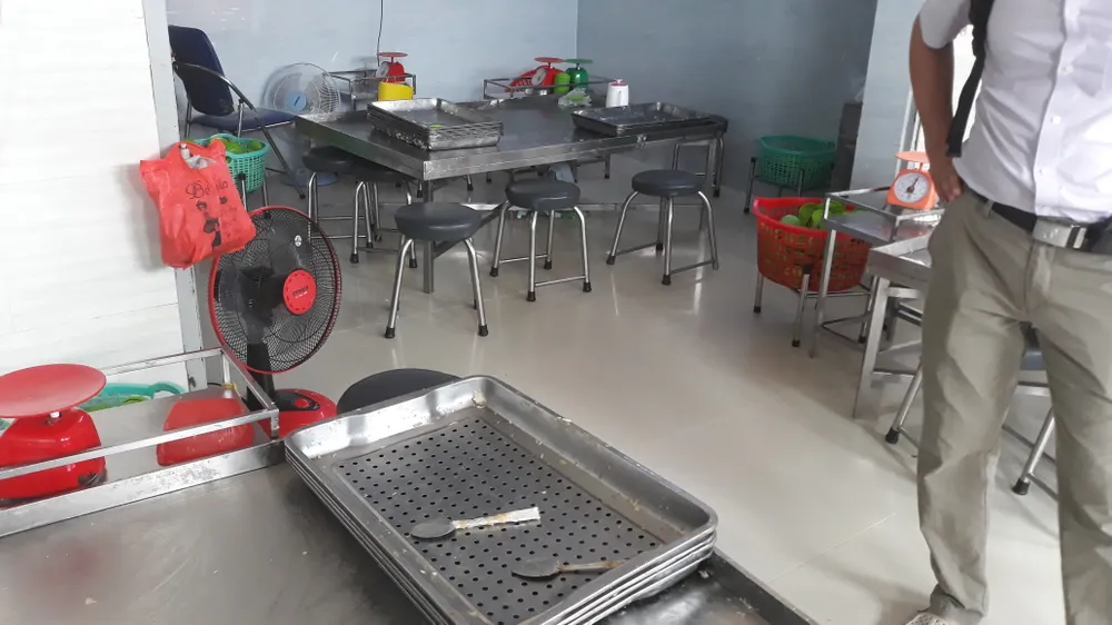 Kiểm tra đột xuất an toàn thực phẩm 2 có sở sản xuất chế biến giò chả tại TPHCM ảnh 1