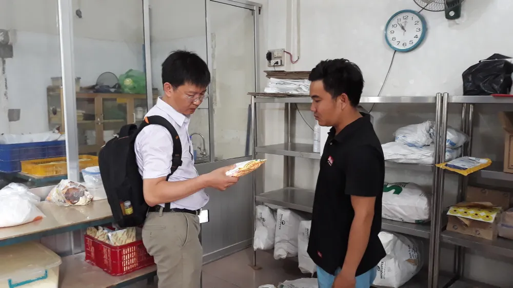 Kiểm tra đột xuất an toàn thực phẩm 2 có sở sản xuất chế biến giò chả tại TPHCM ảnh 3