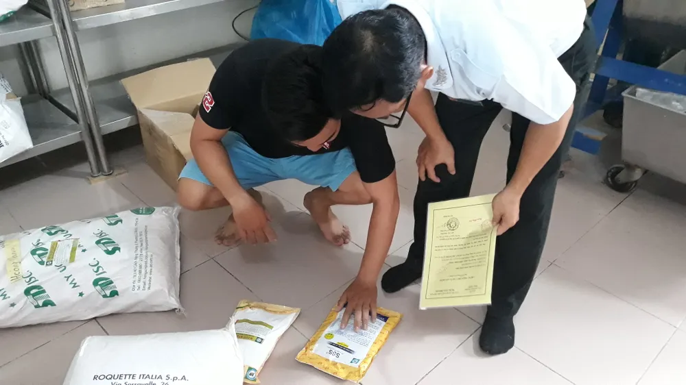 Kiểm tra đột xuất an toàn thực phẩm 2 có sở sản xuất chế biến giò chả tại TPHCM ảnh 2