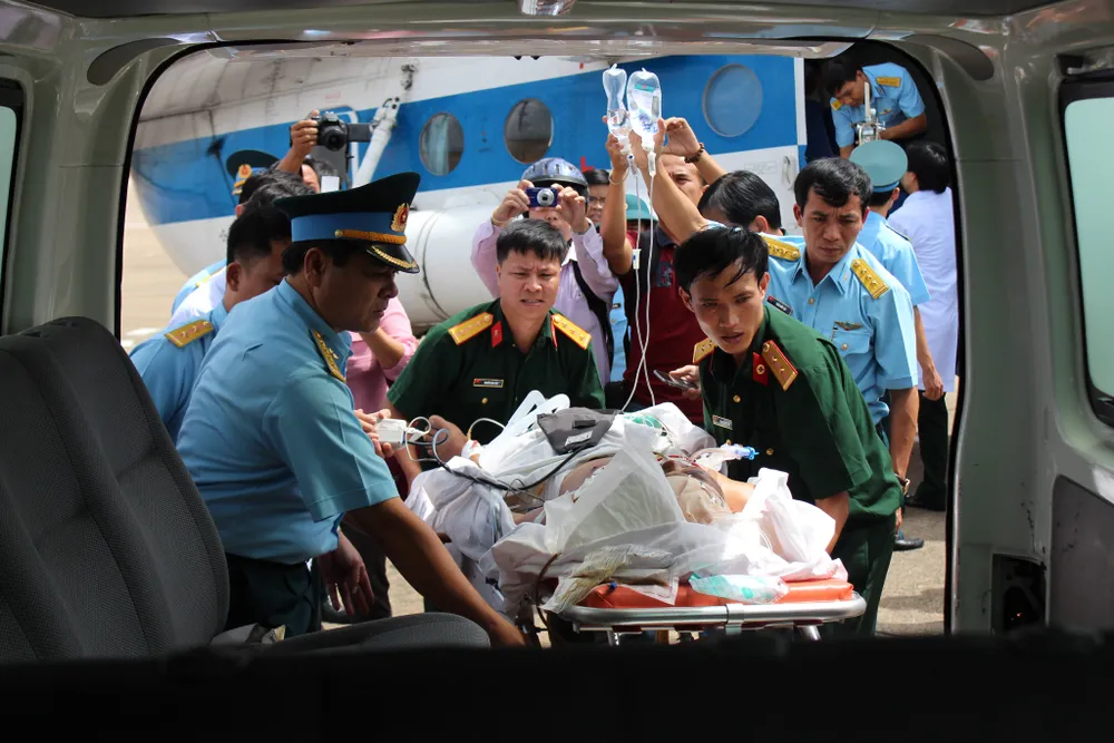 Điểm tựa giữa biển khơi ảnh 1