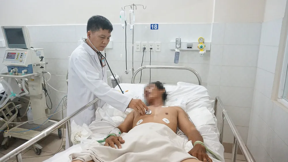 Bác sĩ đang thăm khám cho bệnh nhân tự tử vì thua cá độ bóng đá