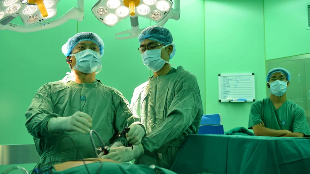 Các bác sĩ đang nội soi dạ dày cho bệnh nhân