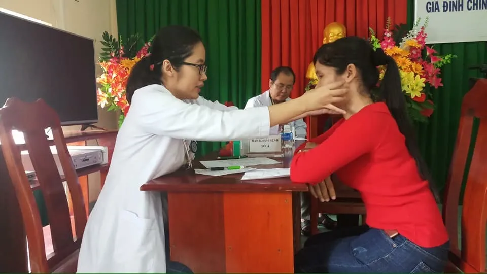 Thăm khám miễn phí cho hơn 250 gia đình chính sách tại huyện đảo Phú Quý ảnh 2