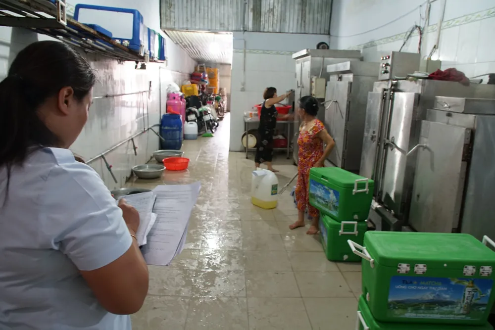 Cơ quan chức năng kiểm tra cơ sở chế biến thực phẩm không đảm bảo an toàn Ảnh: HOÀNG HÙNG