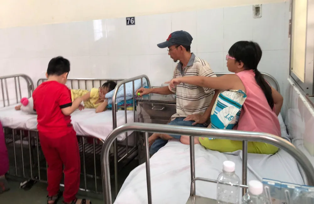 Vụ ngộ độc thực phẩm tại quận Tân Phú: "Nhận định ban đầu, nguy cơ tập trung vào món chà bông gà" ảnh 1