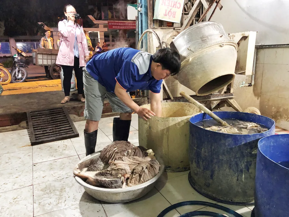 Kiểm tra đột xuất cơ sở kinh doanh phụ phẩm bò không rõ nguồn gốc ảnh 1