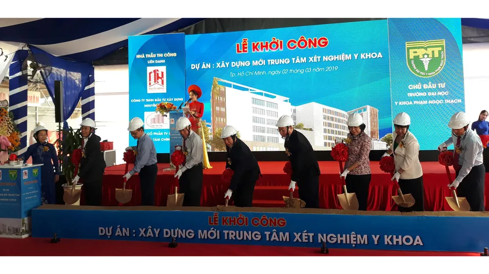 các đại biểu thực hiện nghi thức khởi công